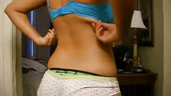 ஒரு இளம் பொம்மை தன் கைகளால் மெயின் நீல படம், கவர்ச்சி ஆங்கிலம் தொப்பியை ஒட்டிக்கொண்டு அவளது பெண்குறியைத் தடவியது