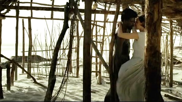 வார்ப்பின் போது, ​​ஒரு இளம் பிச் தன் உடலில் தமிழ் படம் bf செக்ஸ் எண்ணெய் தடவியது