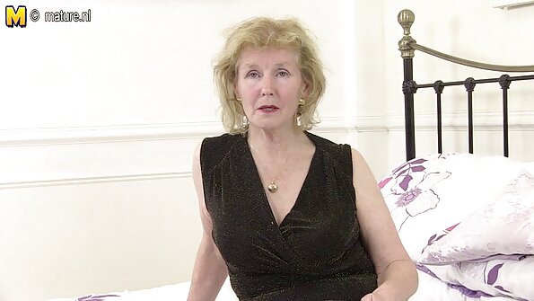 கவர்ச்சியான கன்னடம் தமிழ் செக்ஸ் அழகி மெதுவாக அவளது இழுக்கிறது