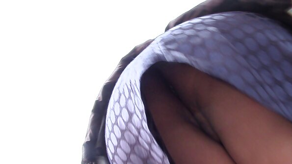 குளித்த உடனேயே, பெண் தன் புழையில் ஒரு டில்டோவை வைக்கிறாள் தமிழ் கவர்ச்சி hd