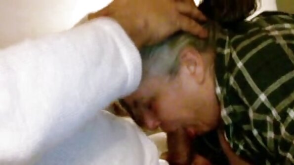 சரியான உருவம் கொண்ட ஒரு பொன்னிறம் தன்னைப் படைவீரர்களுக்குக் செக்ஸ் மாமியின் ஆங்கிலம் கொடுத்தாள்