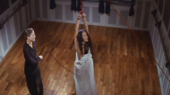 கண்கவர் ஆங்கில செக்ஸ் படங்கள் அழகானவர்கள் ஒரு கருப்பு பாவாடைக்கு தங்களைக் கொடுத்தார்கள்