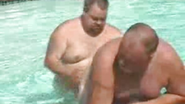 பெண்ணின் மார்பகங்களை கவர்ச்சி மாமியின் ஆங்கிலம் மெயின் மசாஜ் செய்து பின்னர் மிங்கில் புணர்ந்தார்