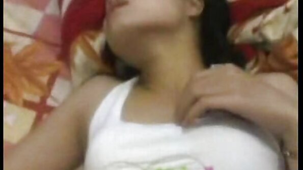 ஒரு ஆங்கிலம் அம்மா வெளிப்படையான காதலன் ஒரு பெண்ணை சானாவில் உள்ள புஸ்ஸியில் புணர்ந்தான்