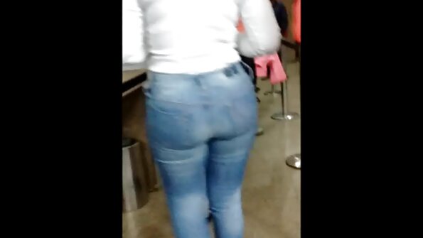 விசாலமான செக்ஸ் படம் ஆங்கிலம் நீல அறையில், ஒரு பெண் தன் தோழியின் மீது படுத்துக் கொண்டாள்