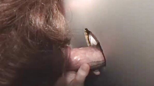 படுக்கையில், உள்ளாடை அணிந்த வெறுக்கிறவற்றை ஆங்கிலம் sexy ஒரு கவர்ச்சியான பெண் தன்னைத் தானே கவ்விக் கொள்கிறாள்