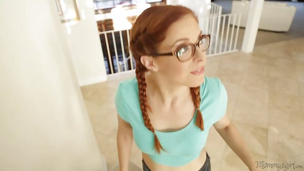 நான்கு கண்கள் கொண்ட அழகு ஒரு ஆங்கில செக்ஸ் படம் செக்ஸ் இயந்திரத்தில் சேணம் போட்டது