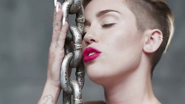 அழகான குஞ்சு தன் கணவனுடன் கவர்ச்சி நாய் in ஆங்கிலம் ஒரு கறுப்பின மனிதனுடன் பழகுகிறது