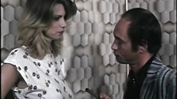 ஒரு சாம்பல் சோபாவில் இரண்டு தோழிகள் ஒரு புதிய தமிழ் செக்ஸ் பையனை ஃபக் செய்கிறார்கள்