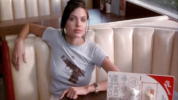 அவளது புழையால் ஆண்களின் உறுப்பினர்கள் மீது தமிழ் செக்ஸ் hd நழுவியது