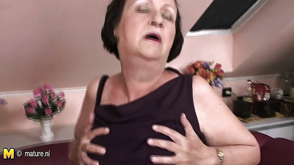 மசாஜ் செய்யும் ஒரு பையனுடன் xxx மாமியின் ஆங்கிலம் ஹைலைட்ஸ் கொண்ட பொன்னிறம்