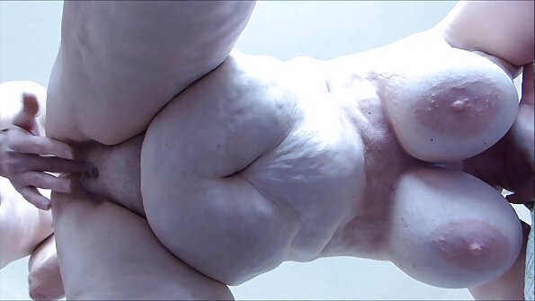 ப்ளாண்ட் தமிழ் செக்ஸ் தன் நண்பர்களின் தலைக்கு மேல் சுயஇன்பம் செய்கிறாள்