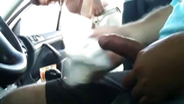 ஒரு வலிமையான மனிதன் இளம் கருமையான கூந்தல் தமிழ் செக்ஸ் பிட்சுகளுடன் உல்லாசமாக இருக்கிறான்