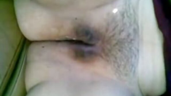 இதையொட்டி, ஒரு பொன்னிற பெண் குதத்திற்குள் நீல, கவர்ச்சி படம் தமிழ் இழுக்கப்படுகிறாள்