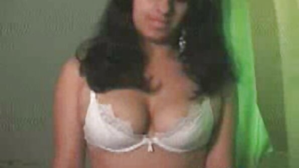 ஆசையுள்ள மகனும் தந்தையும் ஒரு தமிழ் செக்ஸ் கவர்ச்சியான மாணவனைக் கெடுக்கிறார்கள்