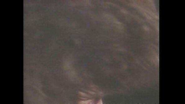 ஒரு மெல்லிய ஒல்லியான பெண் xxx ஆங்கிலம் மாமியின் தன் கழுதை, வாய் மற்றும் புண்டையில் கருப்பு நிற டிக்களை எடுத்தாள்