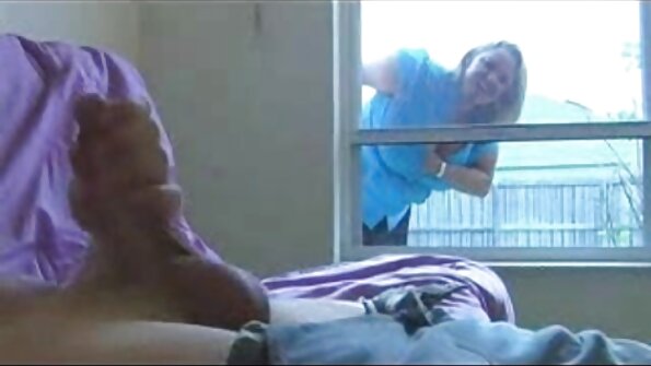 சூடான மனிதர்களின் கூட்டம் எல்லா பக்கங்களிலிருந்தும் செக் கூட்டத்தை கவர்ச்சி பிரிட்டிஷ் பெட்ரோலியம் ஆங்கிலம் ஃபக் செய்கிறது