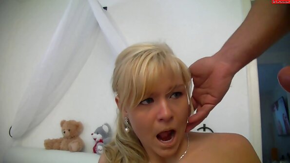 ஒரு சுறுசுறுப்பான ஃபக்கர் அவளது புஸ்ஸியில் ஒரு ஆங்கிலம் கி கவர்ச்சி புஷ்டியான பொன்னிறத்தை தொத்திறைச்சி செய்கிறாள்