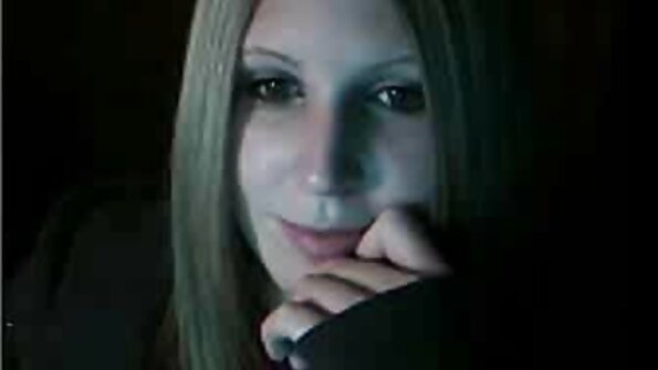 ஸ்டிராப்பானில் புண்டையுடன் இருக்கும் ஒரு பெண் டிக்களுடன் இரண்டு செம்மண்களை சவாரி செய்கிறாள் தமிழ் கவர்ச்சி மாமியின் முழு hd