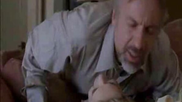 ஒரு ஆர்வமுள்ள லெஸ்பியன் ஒரு சாக்லேட் கிட்டியை அரவணைக்கிறார் ஆங்கிலம் மை கவர்ச்சி மாமியின்