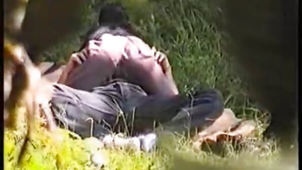 தோல் பதனிடப்பட்ட உணர்வு ஆடைகளை அவிழ்த்து ஒரு பையனுக்கு முன்னால் போஸ் செக்ஸ், bp ஆங்கிலம் கொடுக்கிறது