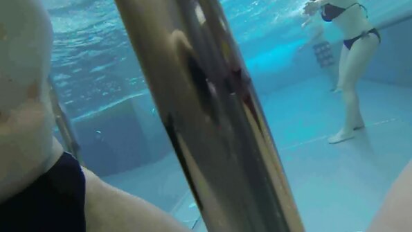 கருப்பு முடி ஆங்கிலம் மாமியின் கவர்ச்சி படம் உடைய குறும்புக்காரன் எல்லாப் பக்கங்களிலிருந்தும் புணர்ந்தான்