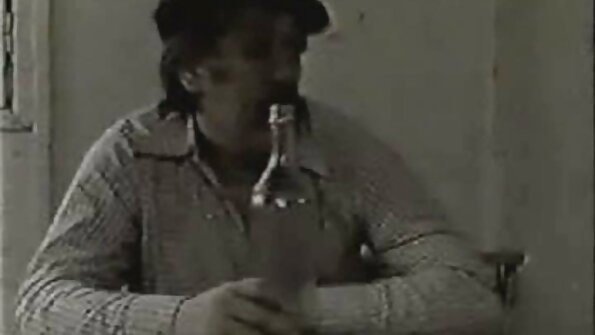 காமத்துடன் காணப்படும் இரண்டு குஞ்சுகள் ஒரு பையனைக் கவ்விக்கொண்டு புலம்புகின்றன தமிழ் செக்ஸ் படம் ஆங்கிலம் கவர்ச்சி படம்