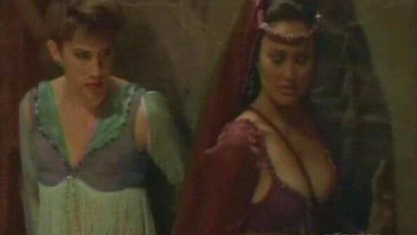 அழகான குஞ்சு துளைகளை ஆங்கிலம் முழு கவர்ச்சி கடுமையாக விரும்புகிறது