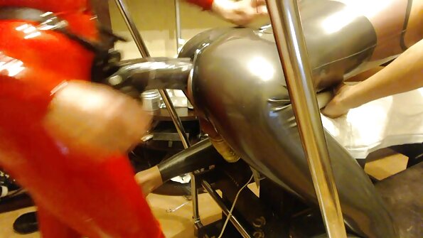 உணர்ச்சிவசப்பட்ட ஹாஹாலி ஒரு கூட்டத்தில் பெண்ணை மாமியின் கவர்ச்சி ஆங்கிலம் மெயின் பாலியல் ரீதியாக ஃபக் செய்கிறார்