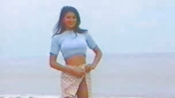 எந்த ஆங்கிலம் hot மாமியின் பிரச்சனையும் இல்லாமல், ஒரு குளிர்ச்சியான குஞ்சு ஒரு மழைக்குப் பிறகு தன்னைத் தானே கொடுத்தது