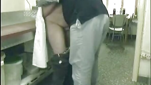 செம்பருத்திப் பணிப்பெண்ணின் ஆங்கிலம் sex live முடிகள் நிறைந்த புண்டையை இளம் ஆண்மகன் நக்கினான்