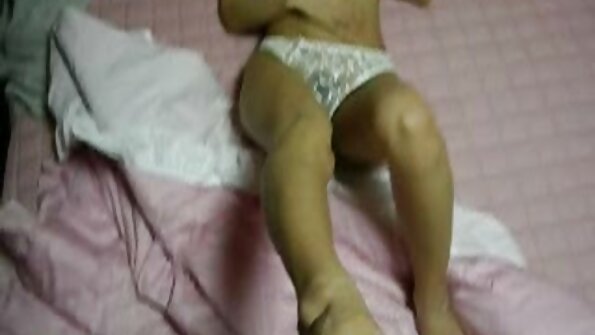 சாடோ மசோகிஸ்ட் மிகவும் கவர்ச்சியான குஞ்சு ஒன்றை ஆங்கிலம் கி கவர்ச்சி தனது கால்களிலும் கைகளிலும் கட்டினார்