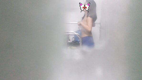 பெண் ஒரு ஜூசி கொள்ளை மற்றும் பெரிய பால் கறக்கும் பையனை சன்னி லியோன் கவர்ச்சி ஆங்கிலம் மகிழ்விக்கிறது