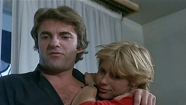 மூன்று அழகான ஆங்கிலம் டிரிபிள் செக்ஸ் லெஸ்பியன்கள் படுக்கையில் ஃபக் செய்கிறார்கள்