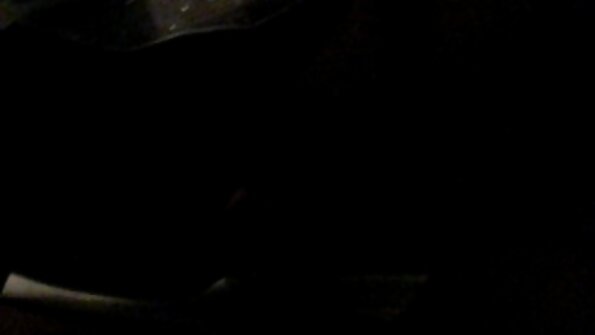 மின்க்ஸ் தனது தோழியின் புழைக்குள் ஒரு செக்ஸ் நீல, கவர்ச்சி ஆங்கிலம் பொம்மையை செருகி அவளை புலம்பினாள்