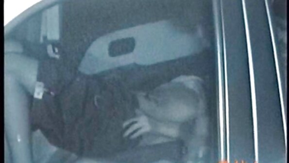 இரண்டு அழகிகள் முதிர்ந்த லெஸ்பியன் உற்சாகமாக மெல்ல ஒட்டிக்கொண்டனர்