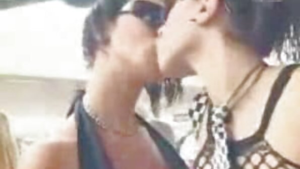 இரண்டு உறுப்பினர்களுடன் ஒரு அழுக்கு தமிழ் கவர்ச்சி மாமியின் hd குடிசையை ஆண்கள் புணர்கிறார்கள்