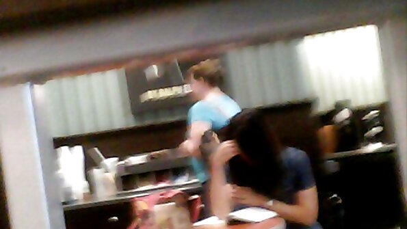 துணிச்சலான பெண் தன் காதலனுடன் தெருவில் உடலுறவு ஆங்கிலம் sex vi கொண்டாள்