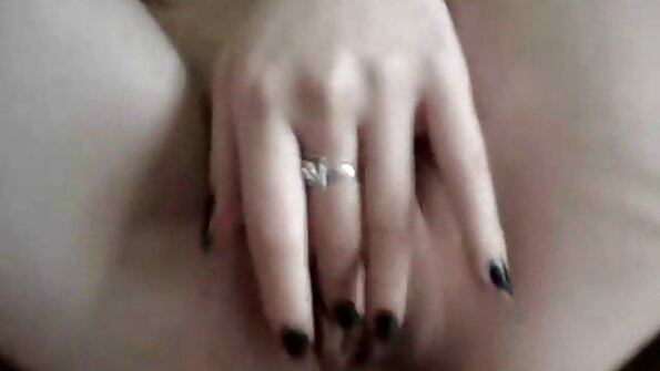 குளத்தில் தமிழ் திரைப்பட கவர்ச்சி மாமியின் நீந்தி முற்றத்தில் குடுத்து