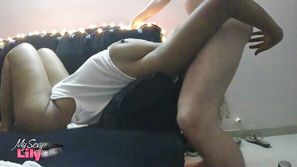 வெப்கேமராவிற்கு முன்னால் இருக்கும் ஆங்கிலம் முழு கவர்ச்சி பெண்கள் தங்களின் திறமை என்ன என்பதைக் காட்டுகிறார்கள்