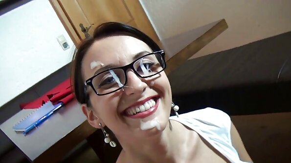 அக்கறைக் குஞ்சு பொன்னிறப் பூவை நக்கியது தமிழ் கவர்ச்சி படம்