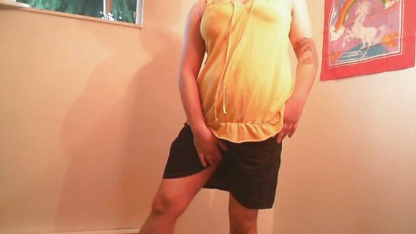 புல்வெளியில் ஒரு அறிகுறி தோட்டத்தில் நிர்வாண பெண்களின் bp, கவர்ச்சி தமிழ் படம் களியாட்டம்