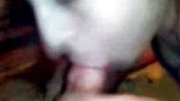 குளிர்ந்த தோழியிடம் ஈரமான மாமியின் கவர்ச்சி ஆங்கிலம் மெயின் கிளிட்டை நக்கினாள்