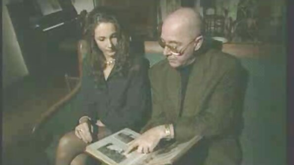 நீண்ட கூந்தல் கொண்ட இளம் பெண் தன் தாயின் xxx ஆங்கிலம் மாமியின் பாலையைக் கண்டாள்