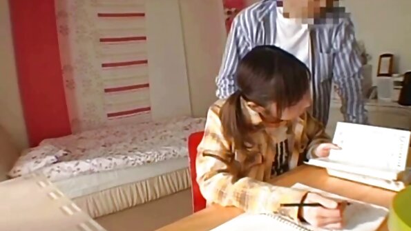 நீண்ட கால்கள் கொண்ட பழுப்பு நிற ஹேர்டு பெண் உற்சாகமாக தன்னைத் தொடுகிறாள் தமிழ் படம் bp செக்ஸ்