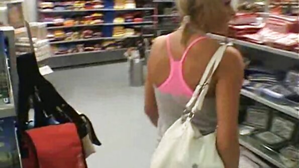 வெளியில் இருக்கும் பொன்னிறம் முழு கவர்ச்சி ஆங்கிலம் movie தன் அழகைக் காட்டியது