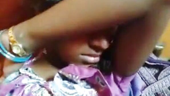 ஆசிரியை கவர்ச்சி ஆங்கிலம் வெப்கேமின் முன் பசியால் வாடிய அவளது பிறப்புறுப்பை துண்டிக்கிறாள்