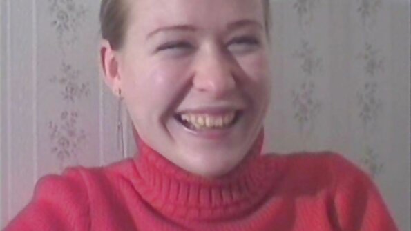 பல சேவல்களுடன் காலுறைகளில் இருக்கும் நீல படம், கவர்ச்சி ஆங்கிலம் பெண் ஒரு பொதுவான மொழியைக் காண்கிறாள்