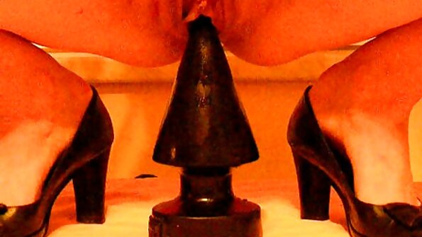 ஒரு உறுப்பினரின் மீது மூன்று பசு மாடுகள் சிறப்பு தமிழ் படம், கவர்ச்சி hindi ஆர்வத்துடன் குதிக்கின்றன