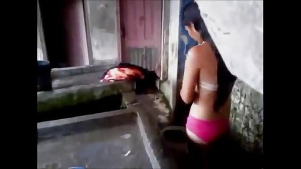 ஒரு காதல் மாமியின் தமிழ் படம், கவர்ச்சி பயணத்தின் போது ஒரு பையன் மீது நிர்வாணமாக குதித்தல்